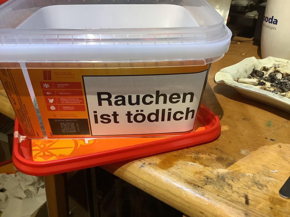 Rauchen ist tödlich Schriftzug auf Alter Tabakdose.
Diese Dosen sind optimal geeignet für eine endtrocknung und schonende fermentierung ohne künstliche feuchtigkeitssilikat (boveda etc)