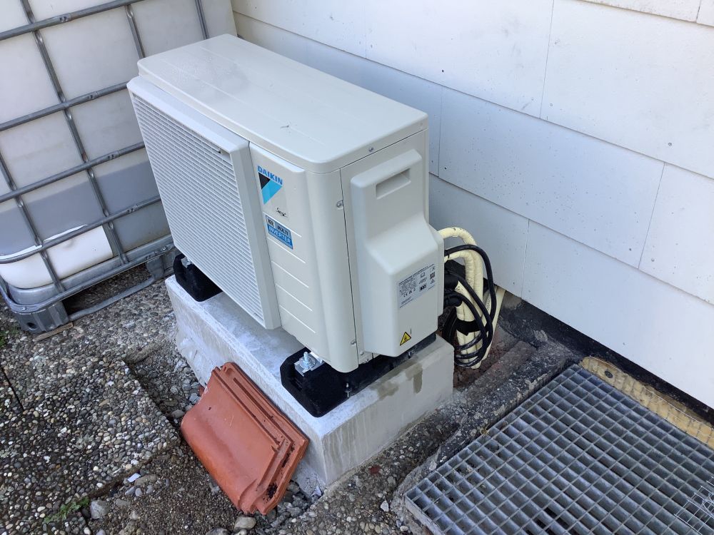 Aussengerät A für kleinen Keller (meine lötwerkstatt Firma) und Lukas Zimmer. Das Gerät macht 70% der Heizleistung.