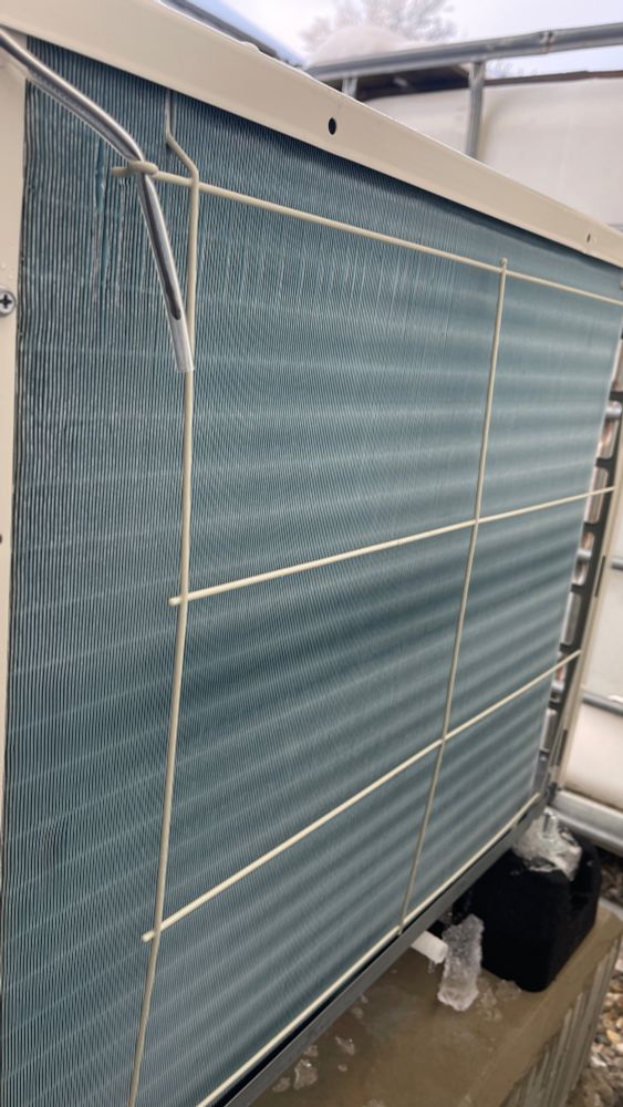 Hier nach dem erzwungenen abtauen.
Es bildet sich gerade neu die eisschicht am Wärmetauscher.