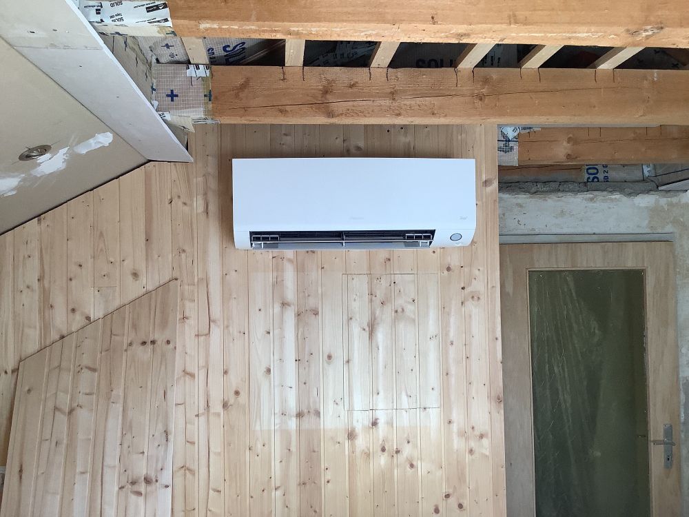 Dach inneneinheit
Mein ehemaliges Büro und zukünftig Tobias neues Zimmer.
Wie es hinter der nut und feder wand aussieht sieht man in einem posting oben.