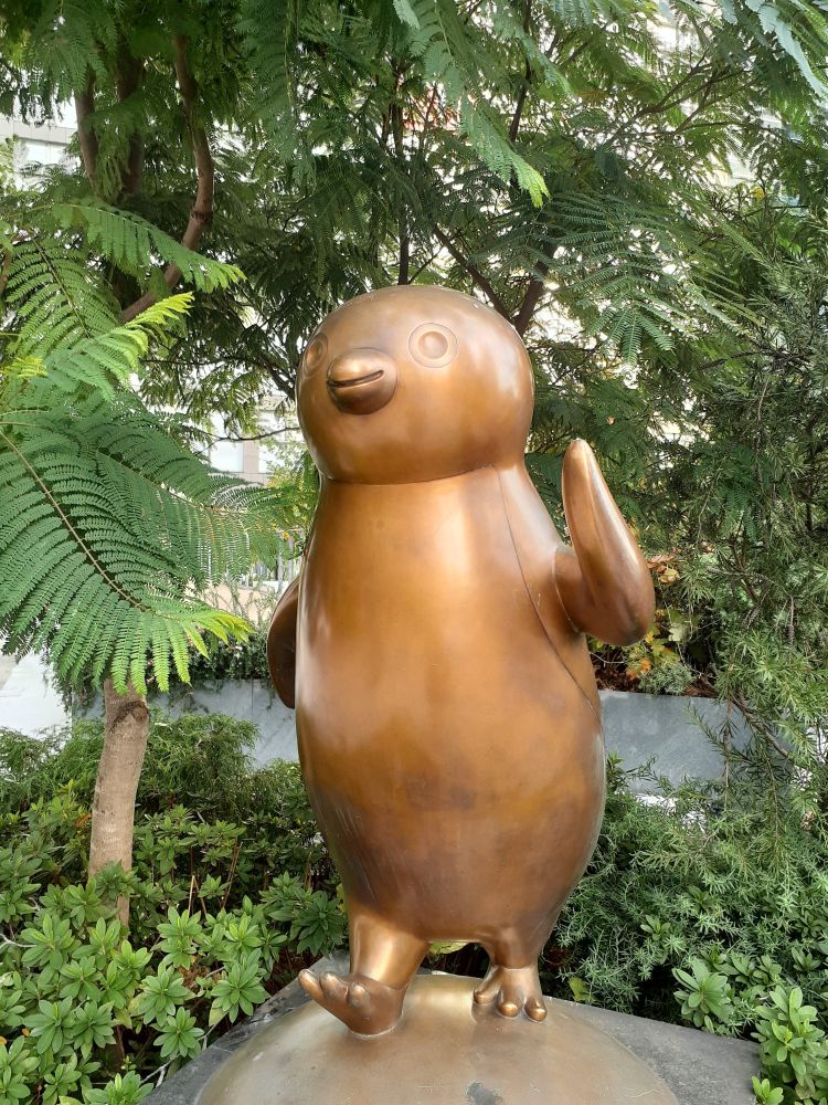 斜め左から撮影したSuicaのペンギン同志像