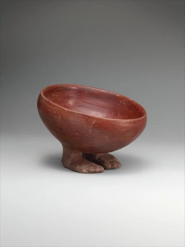 Predynastic Egyptian bowl with anthropomorphic feet, in the Met