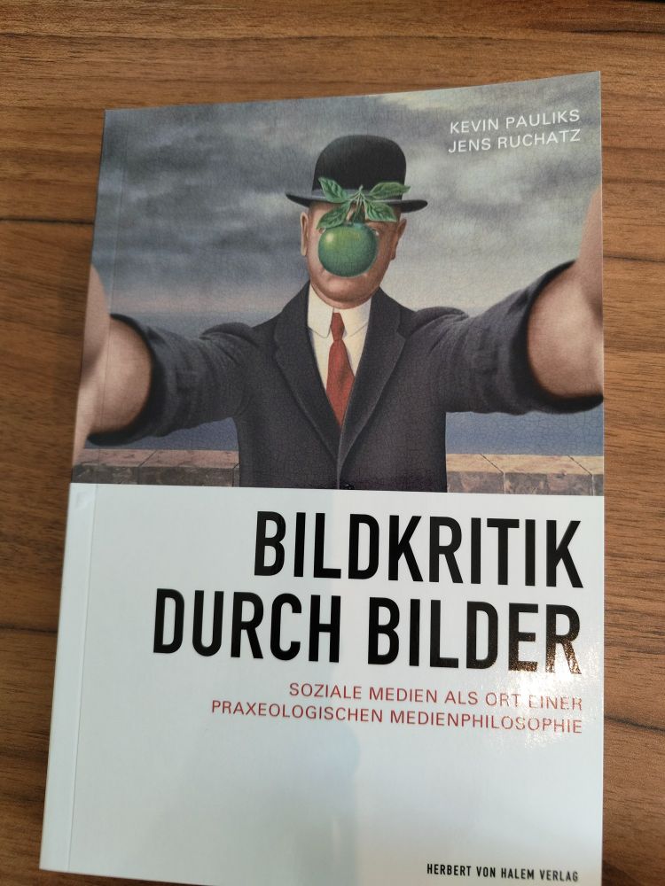 Das von Magritte inspirierte Cover des Buches "Bildkritik durch Bilder
Soziale Medien als Ort einer praxeologischen Medienphilosophie".