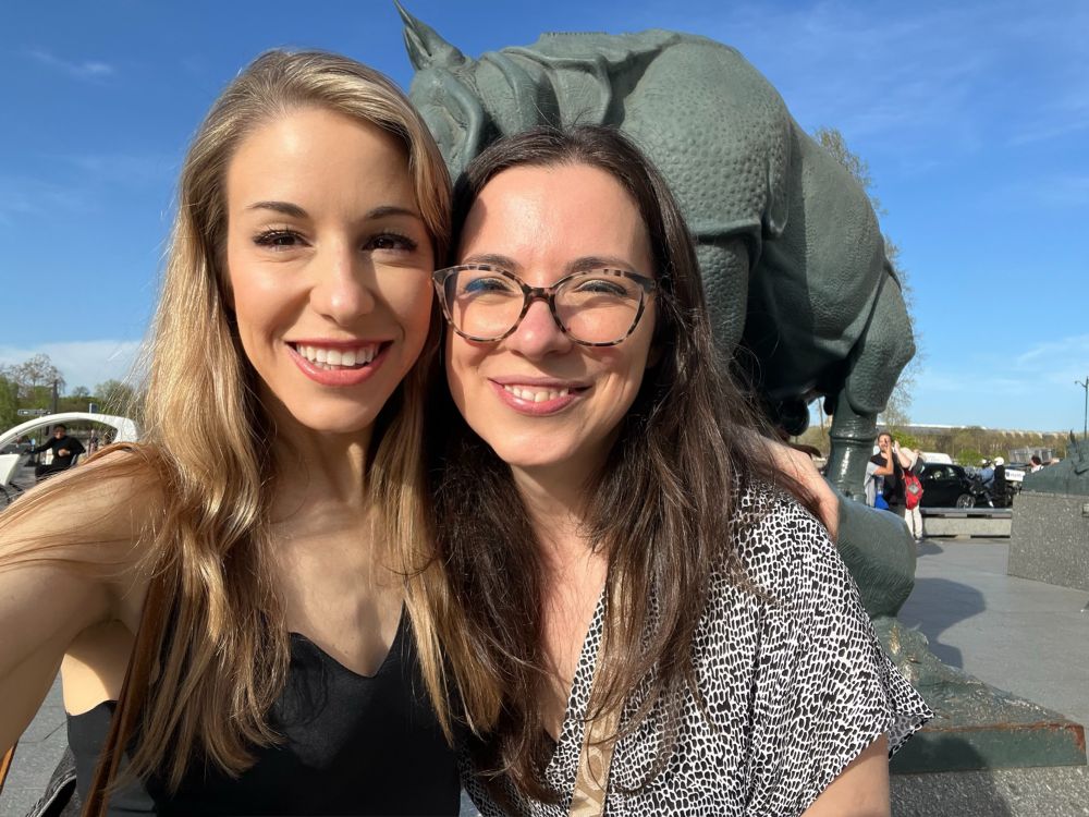 Simona Cotin and Sarah in front of a rhinoceros statue