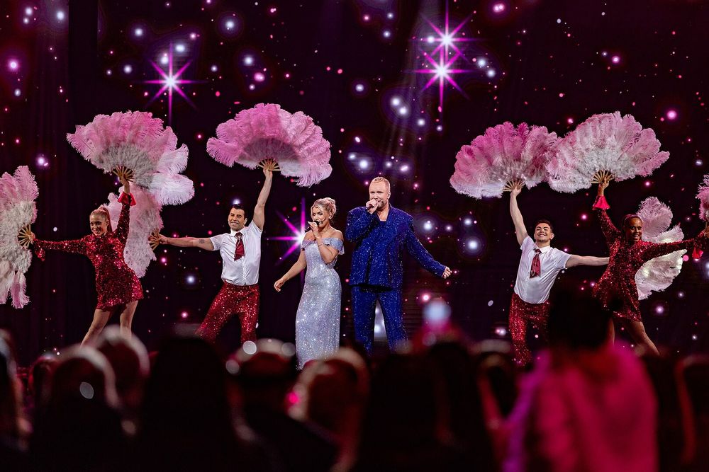 Bild från Melodifestivalen 2025. Framförande av programledarna Keyyo och Edvin Törnblom med dansare.