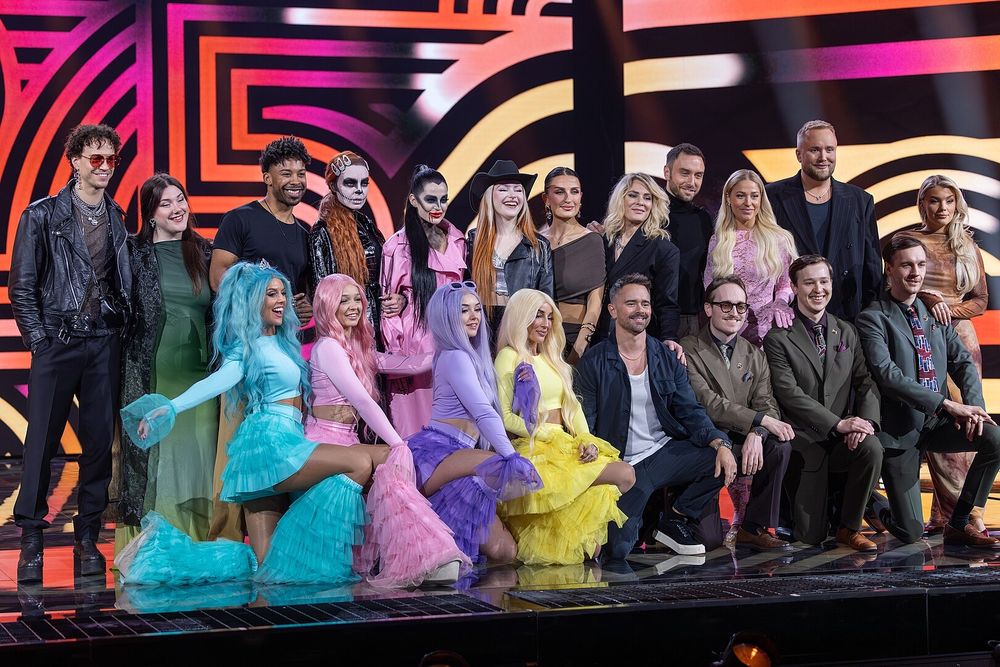 Pressbild av alla deltagare och programledarna i Melodifestivalen-finalen 2025 på Strawberry Arena.