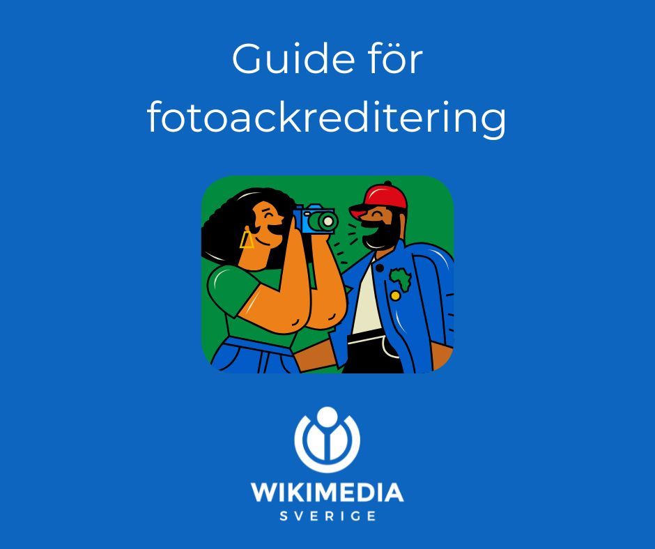 Texten "guide för fotoackreditering" högst upp. Under det en illustration av en man och en kvinna som skrattar och pratar, kvinnan håller upp en kamera. Under det längst ned på sidan Wikimedia Sveriges logga.