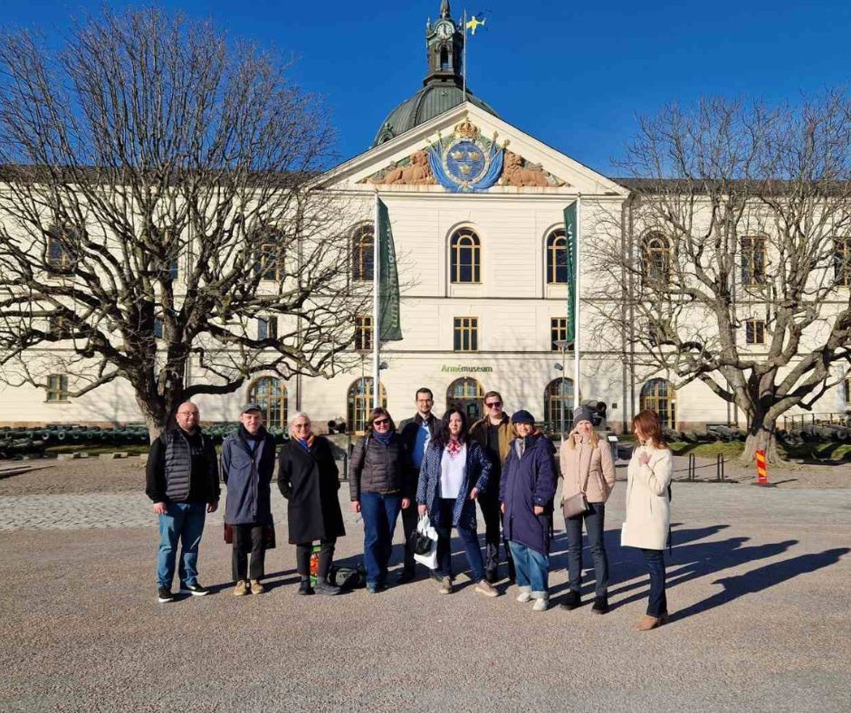 Representanter från Wikimedia Sverige och Riksarkivet tillsammans med ukrainska kulturarvsexperter utanför Armémuseum i Stockholm.