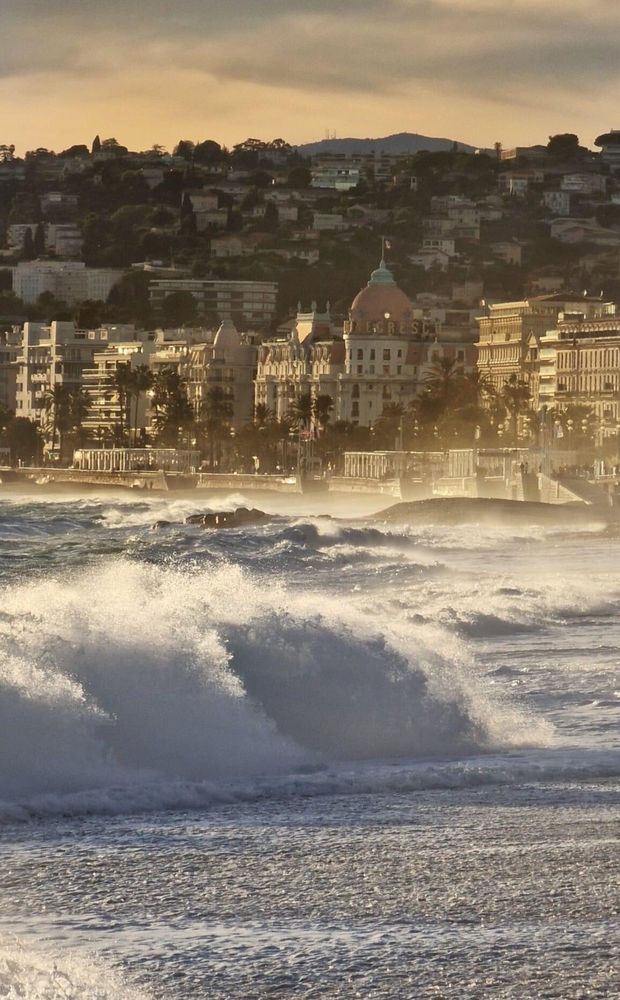 Vagues sur les plages de la baie de ange en regard du Negresco