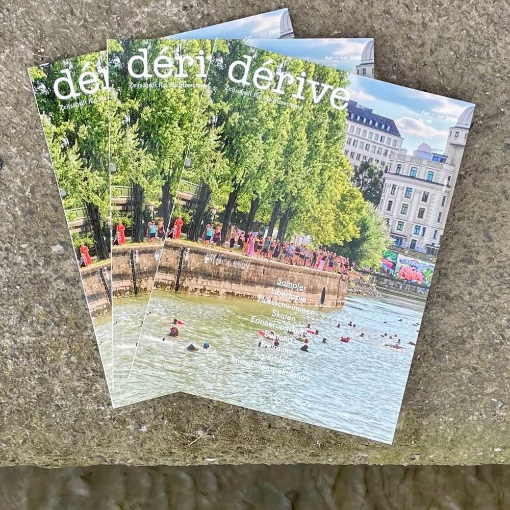 Abbildung der neuen Ausgabe von dérive mit einem Foto, das Schwimmer:innen im Wiener Donaukanal zeigt.