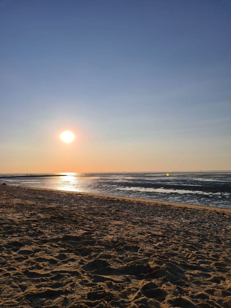 Sonnenuntergang an der Nordsee bei Ebbe