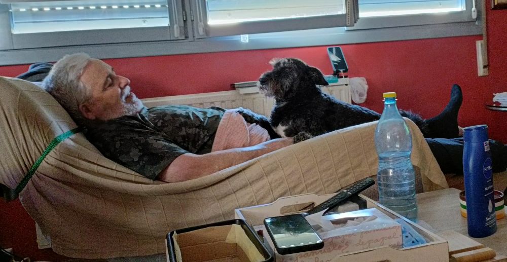 Foto de mi perro Oslo encima de mi padre, durmiendo la siesta en un sillón reclinable. 