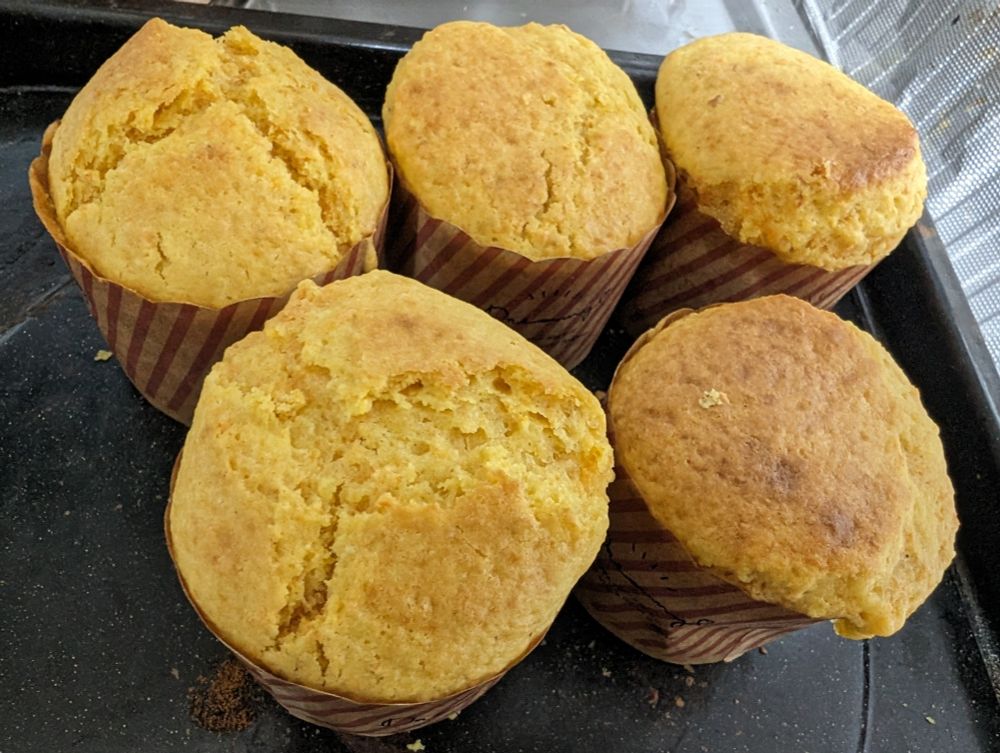 にんじんマフィン。黄色くて表面がひび割れている。