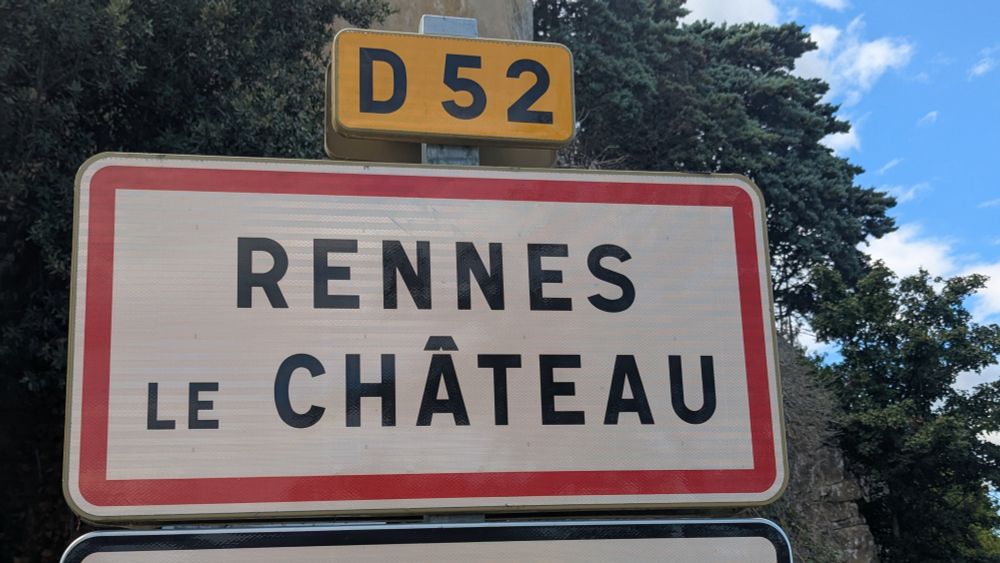 Ein französisches Ortsschild mit dem Text "Rennes-le-Chateau".