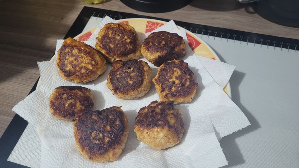 Um prato com várias almôndegas de frango 