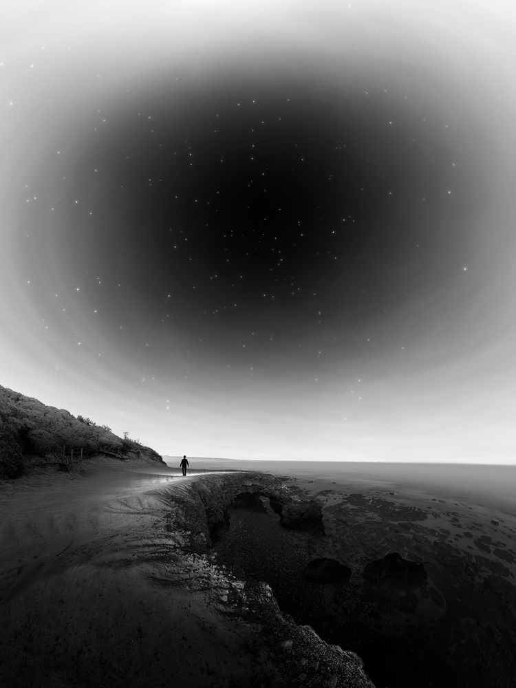 Image particulière : Projection d'une photographie 360° dans laquelle 100% du ciel est visible et 50% de la terre.

Il s'agit d'une photo 360° nocturne, en noir et blanc.
Du fait du tres large champ couvert et de la projection choisie pour afficher ce 360°, la pollution lumineuse forme un anneau blanc, et seul un rond noir au centre représente la partie où les étoiles sont observables.

Sur l'image, un homme se tient au dessus de l'eau, sur une falaise, juste devant un pont de roche.
Au dessus de lui les nuages forment un cercle (ligne d'horizon) avec au centre un ciel noir et de nombreuses étoiles (zénith) 