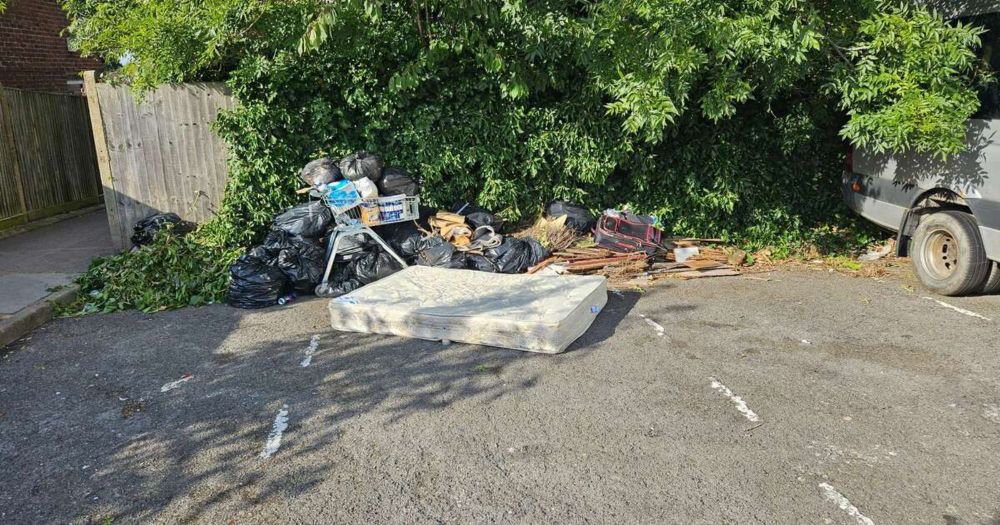 Flytip End of Withens Close - Viewing a problem