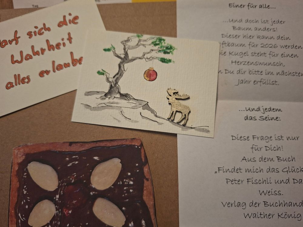 Spruch, Gedicht und Karte mit einem Baum mit roter Kugel, davor ein aufgeklebter Elch aus Holz
Ausgeschnittene Lebkuchenabbildung