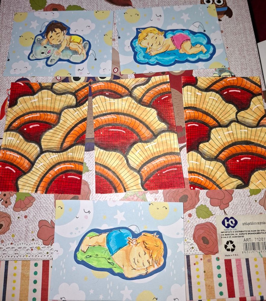 Babys schlafen auf Decke, Wolken, Teddy auf Sonne Mond Sterne Papier
rot, Orange, gelbe Kreise 
