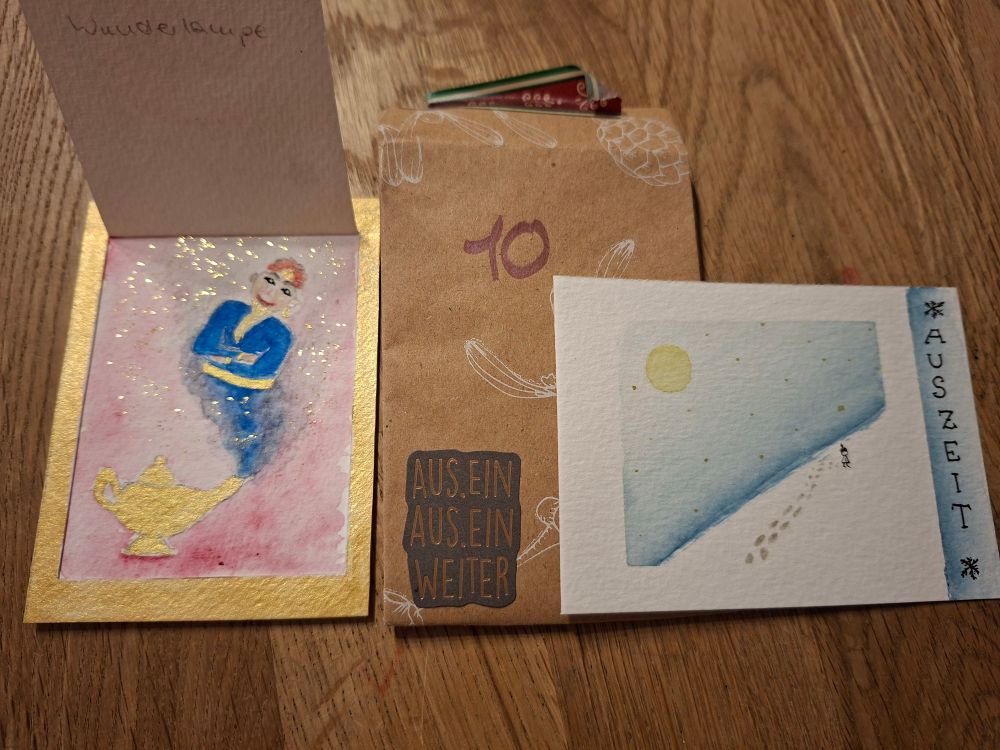 Hin mit blauer Kleidung kommt aus goldener Lampe, Hintergrund rosa mit Goldglitzer
Einzelne Person läuft durch Schneelandschaft vor Sternenhimmel