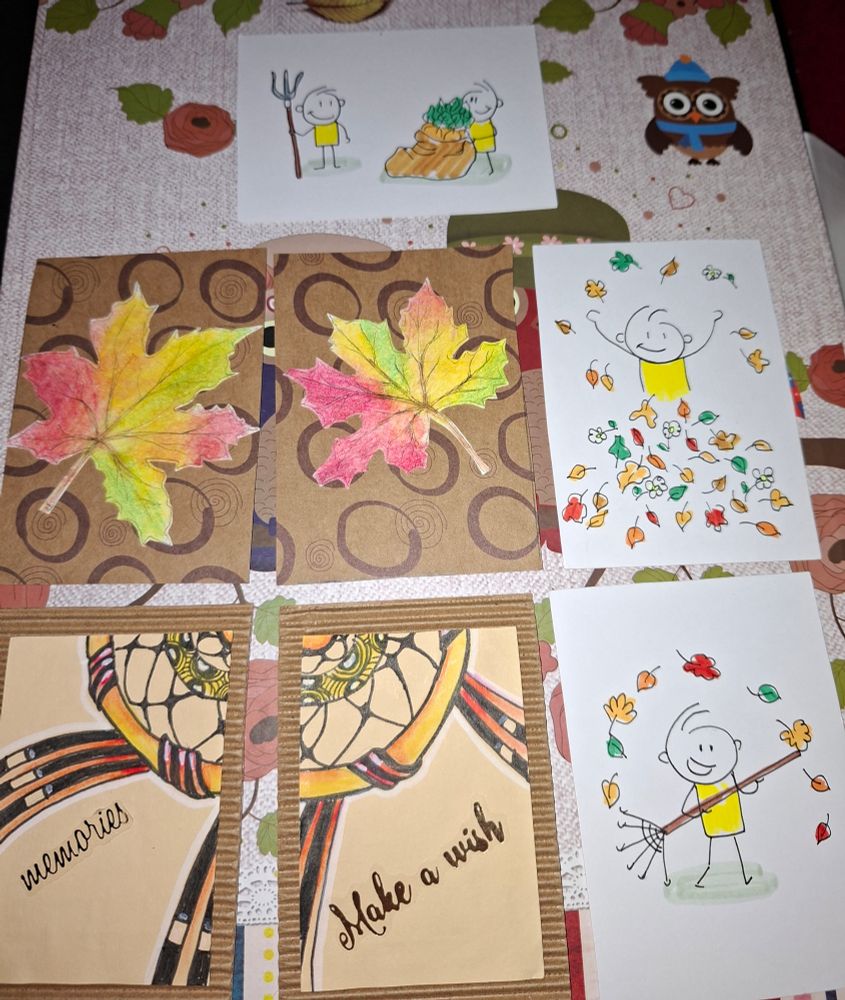 Aquarellherbstblatz auf braunem Papier
Traumfänger mit "memories" und "make a wish", Strichmännchen mit Rechen und Herbstlaub