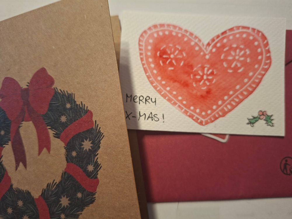 Karte mit Winterkranz und rotem Band, 
ATC mit rotem Winterherz mit weißem Muster