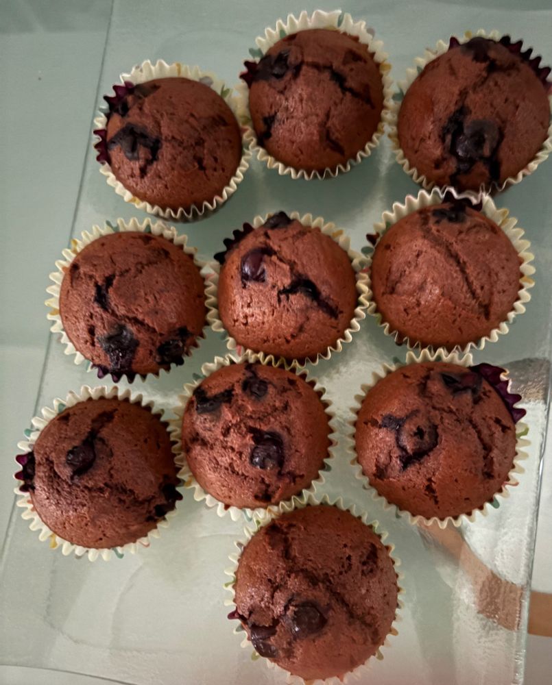 Schokomuffins auf Glasteller am Glastisch von oben