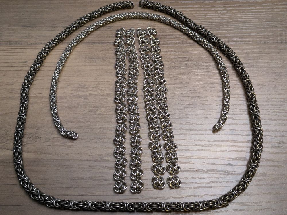 Two steel chain lengths of Byzantine frame 68 units of 4 winds.
My hands are still screaming