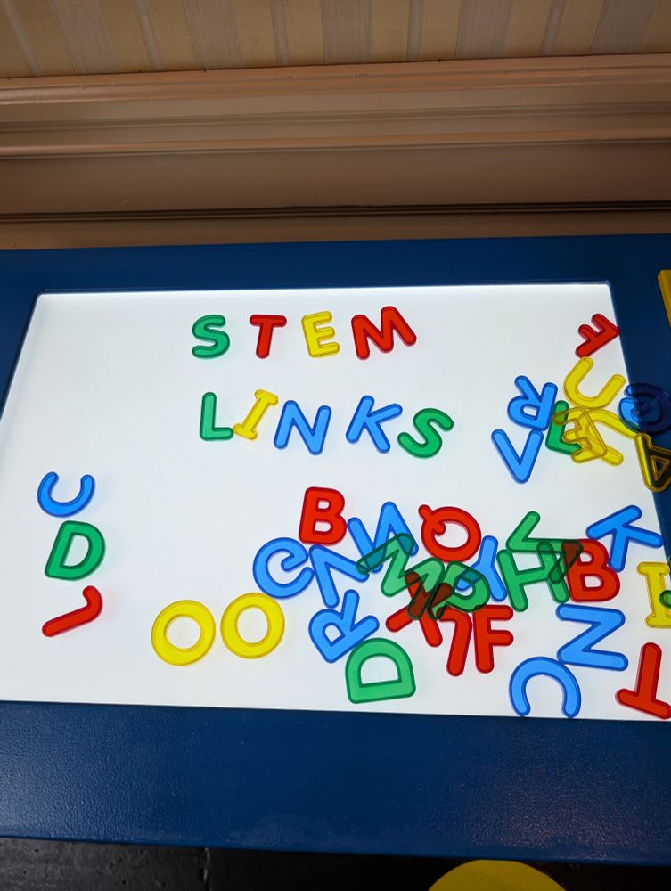 Een bord met letter waar kinderen zelf woorden kunnen maken. Twee woorden zijn herkenbaar 'Stem' en 'Links'