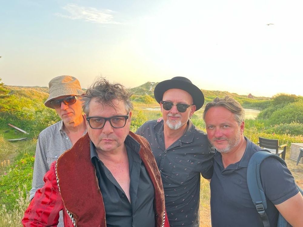 In de duinen van Terschelling tijdens Oerol vlnr Stephan van der Meijden -drums, Bartel Bartels a.k.a Prof Nomad - bas, singersongwriter Eric Devries - gitaar, harmonica en PP Everts - toetsen. Ontbrekend op de foto Al McLachlan - gitaar