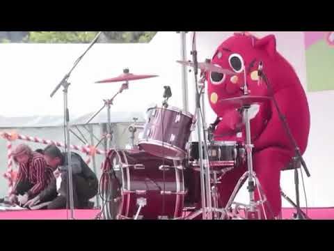 Overqualified drummer at kid's concert in Japan