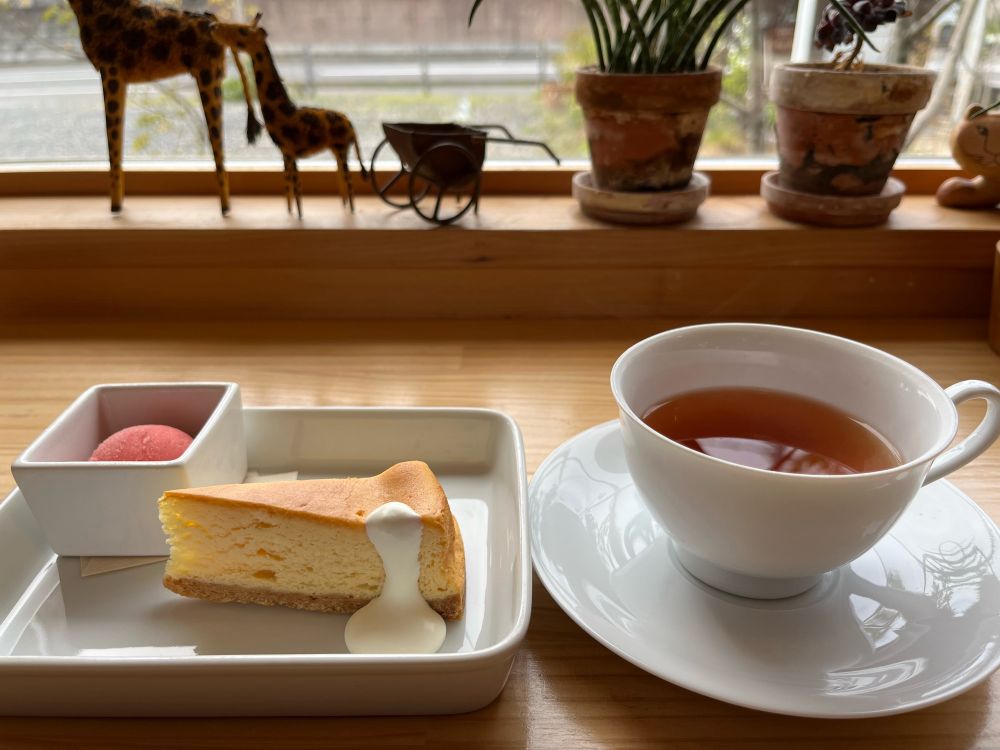 苺のソルベ、チーズケーキ、和紅茶（雲巌の静謐）