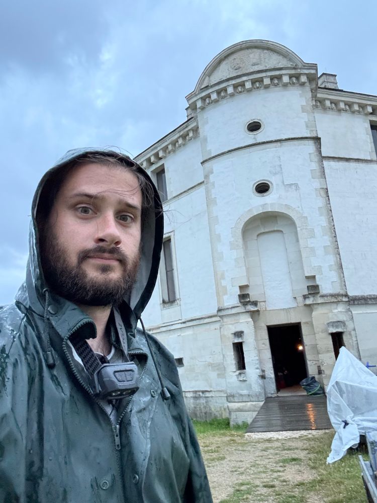 Selfie de moi sous la pluie devant une tour