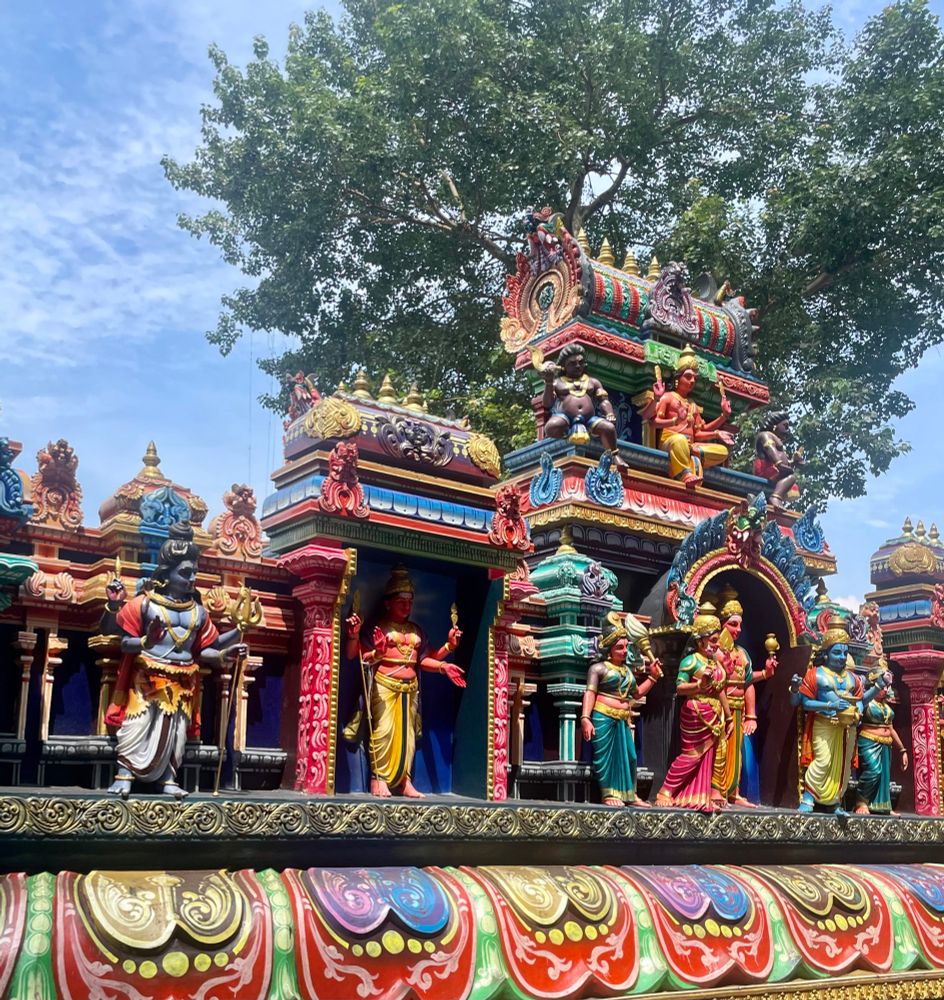 Frise sculptée et bariolée ornant le portique d’entrée d’un temple hindouiste. Kuala Lumpur 