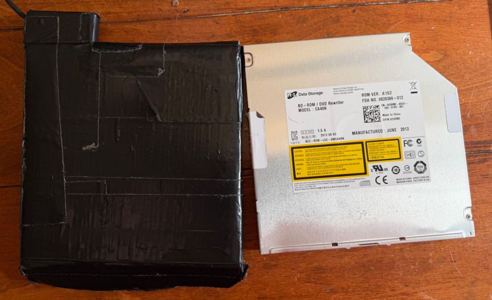 The drive removed from its shell, it’s a HL-DT CA40N