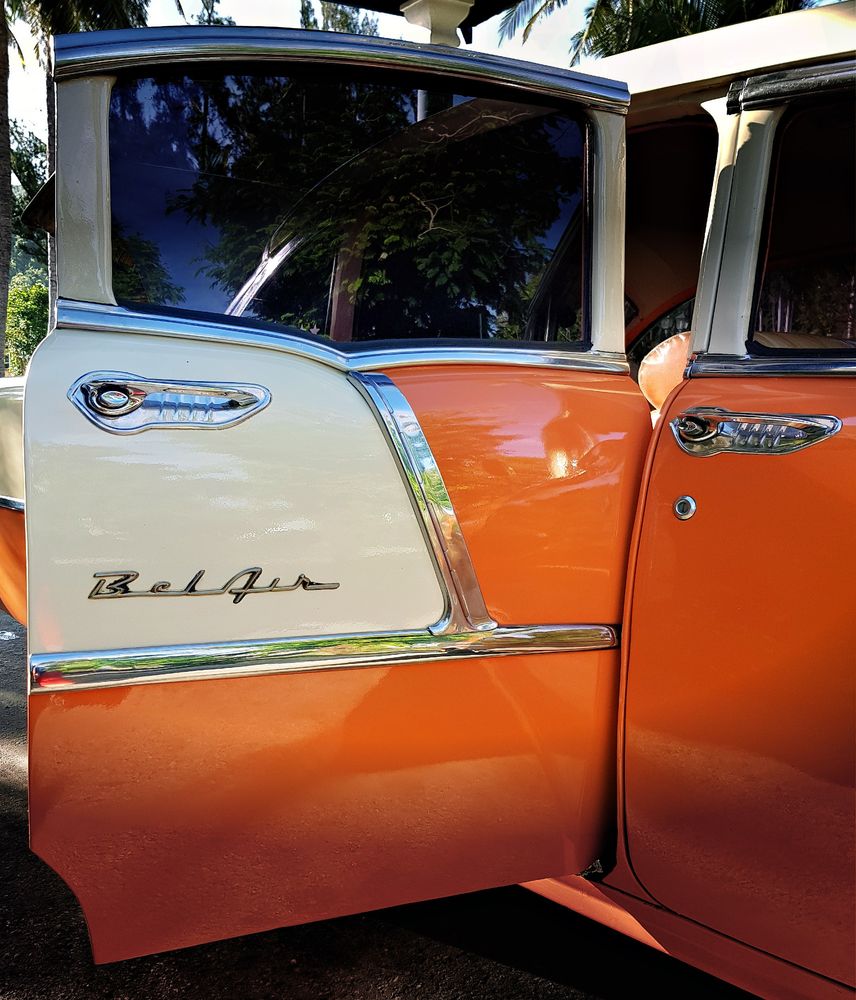 Blick auf die geöffnete hintere Tür eines Chevrolet Bel Air in den Farben orange-crmeweiß