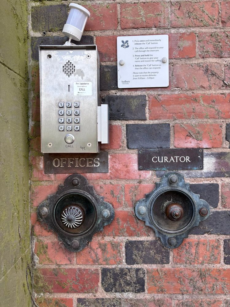 Old door calling buttons 