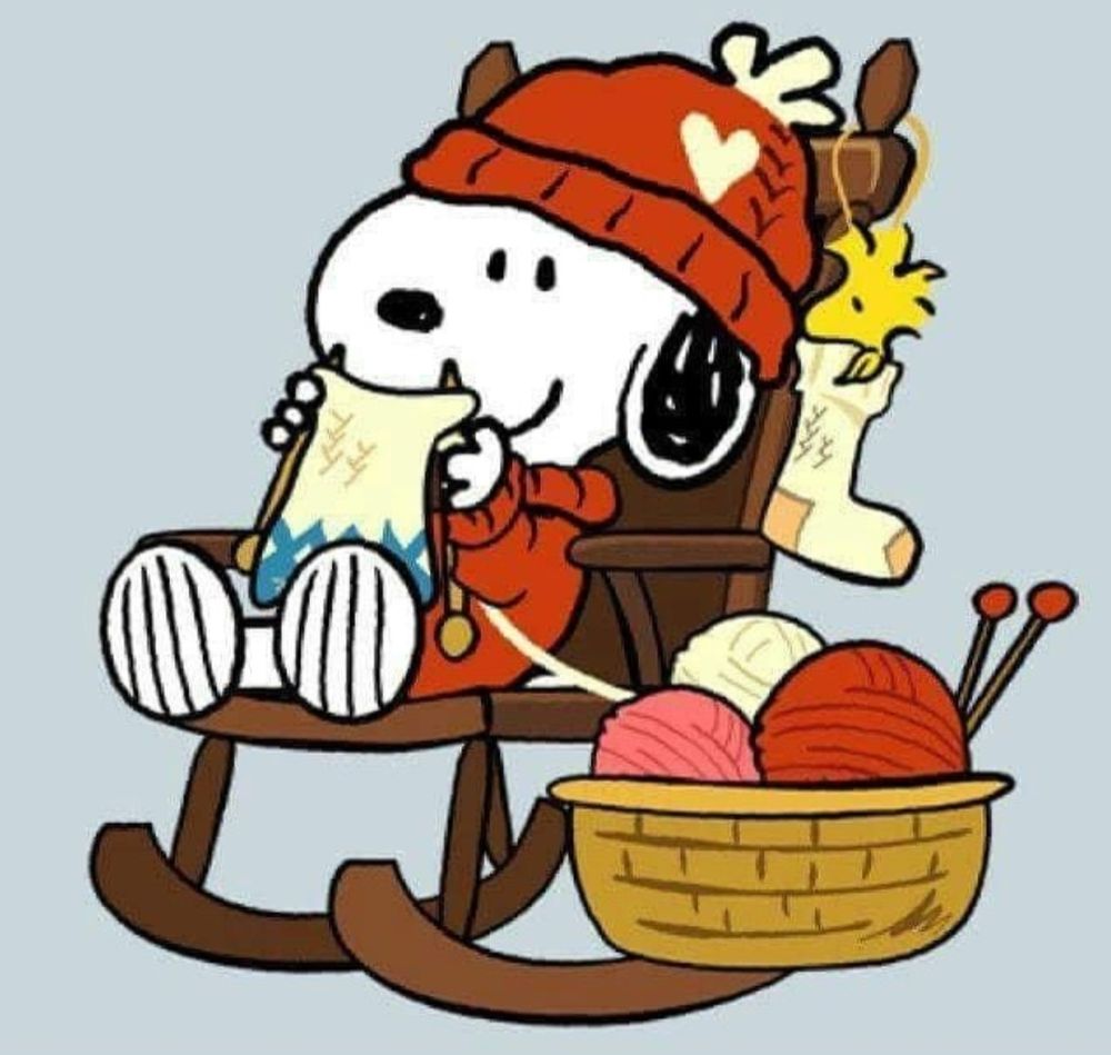 Snoopy strickend im Schaukelstuhl mit Woodstock im Strickstrumpf