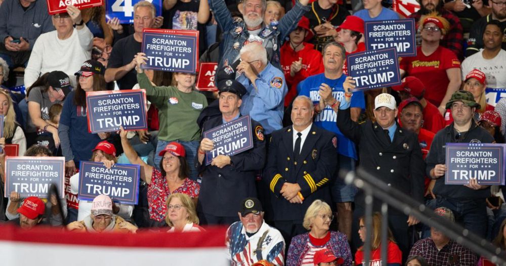 Scranton firefighters were not holding pro-Trump signs at rally