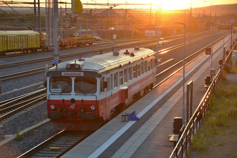 nochmal unser Triebwagen an einem anderen Bahnsteig bei untergehender Sonne