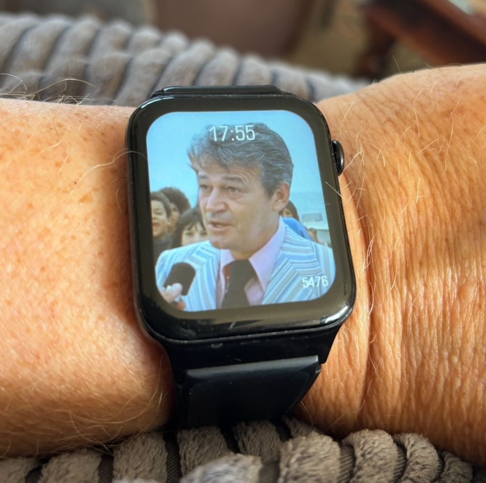 Smart watch with mayor from jaws on face