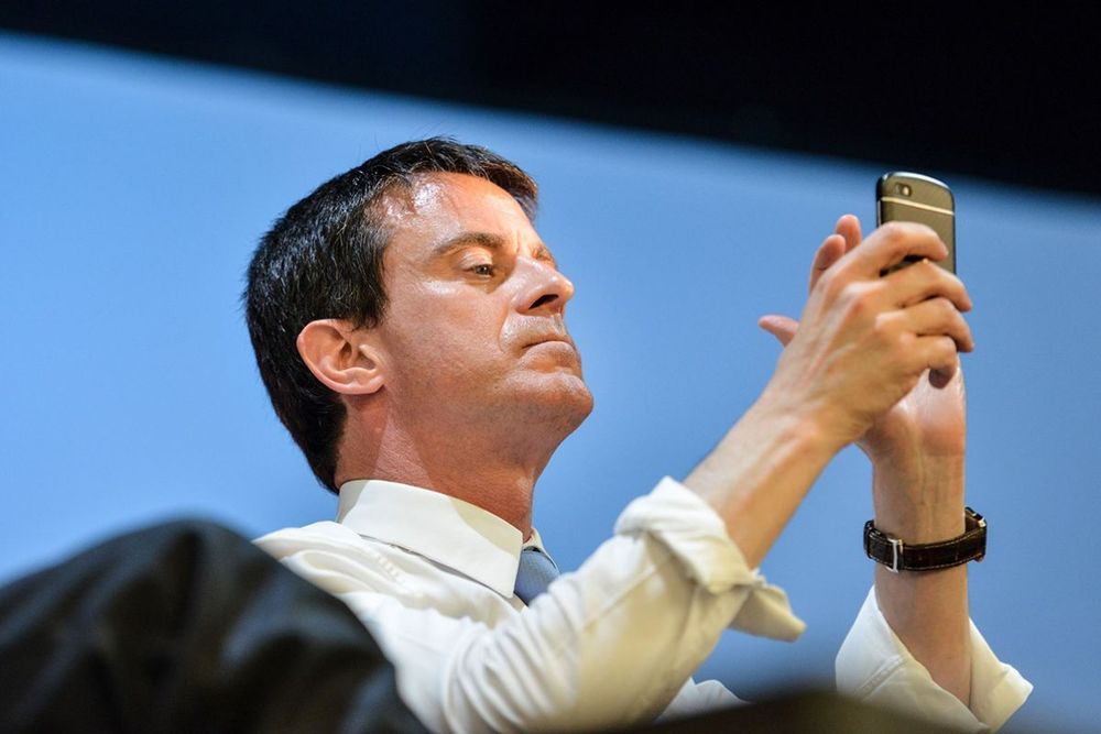 Différentes photos montrant Manuel Valls avec son mobile attendant un message (l'idée est d'illustrer l'opportunisme de Valls attendant un message de Macron pour prendre la place de 1er ministre)