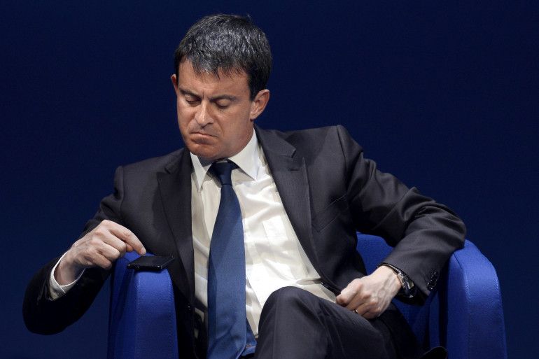 Différentes photos montrant Manuel Valls avec son mobile attendant un message (l'idée est d'illustrer l'opportunisme de Valls attendant un message de Macron pour prendre la place de 1er ministre)