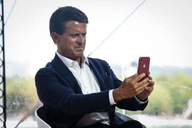 Différentes photos montrant Manuel Valls avec son mobile attendant un message (l'idée est d'illustrer l'opportunisme de Valls attendant un message de Macron pour prendre la place de 1er ministre)