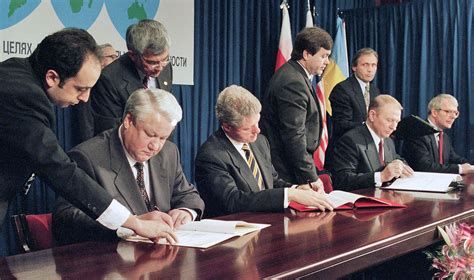 Former US president Bill Clinton and Russian President Boris Yeltsin signing the Budapest memorandum in 1994.