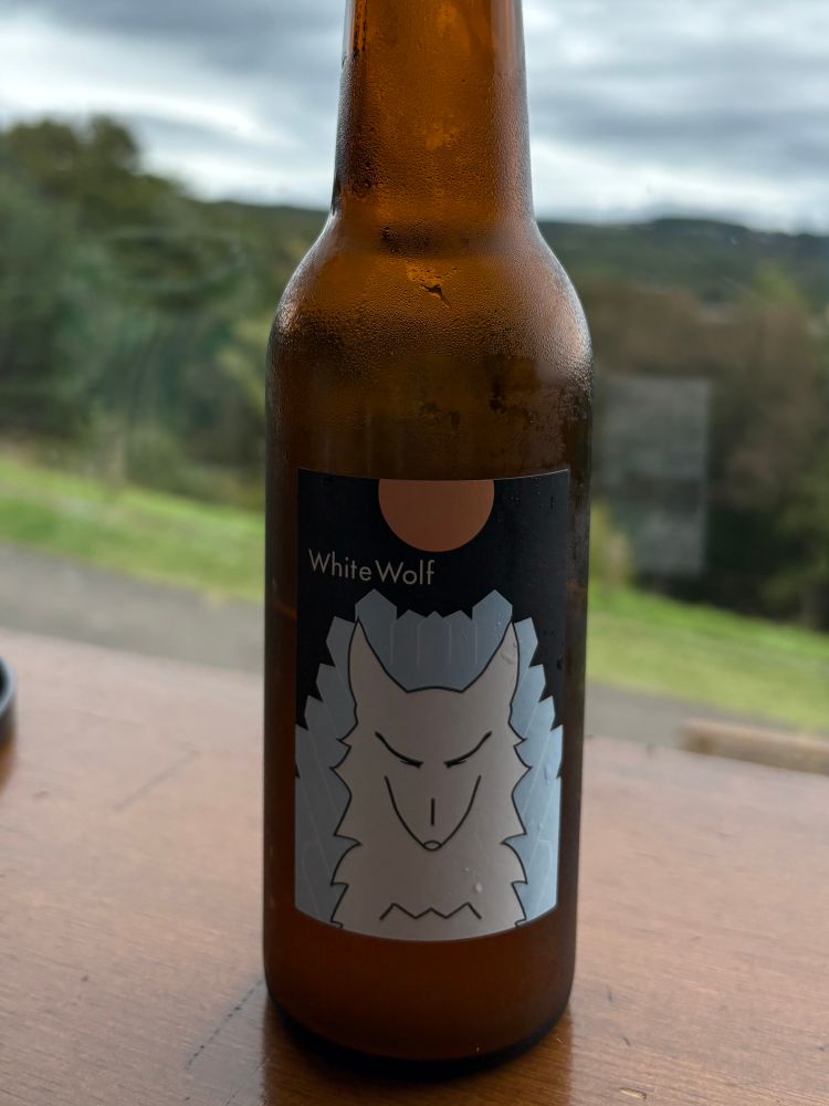 ゆる〜いホッキョクオオカミの絵が書かれた瓶ビール。
家族が飲んだので味は不明。美味しかったそうです。