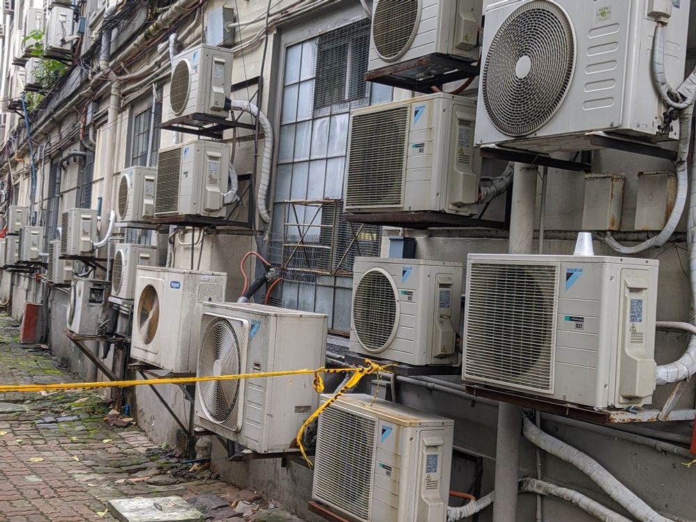 Une quantité impressionnante de climatiseurs sur le mur d'un poste de police à Manille