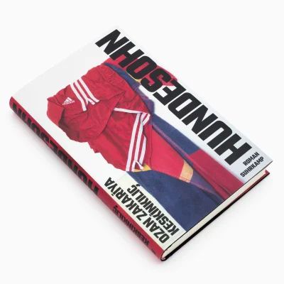 das Hardcover-Buch "Hundesohn" zeigt Sportswear und ein Frottee-Handtuch in roten und blauen Farben