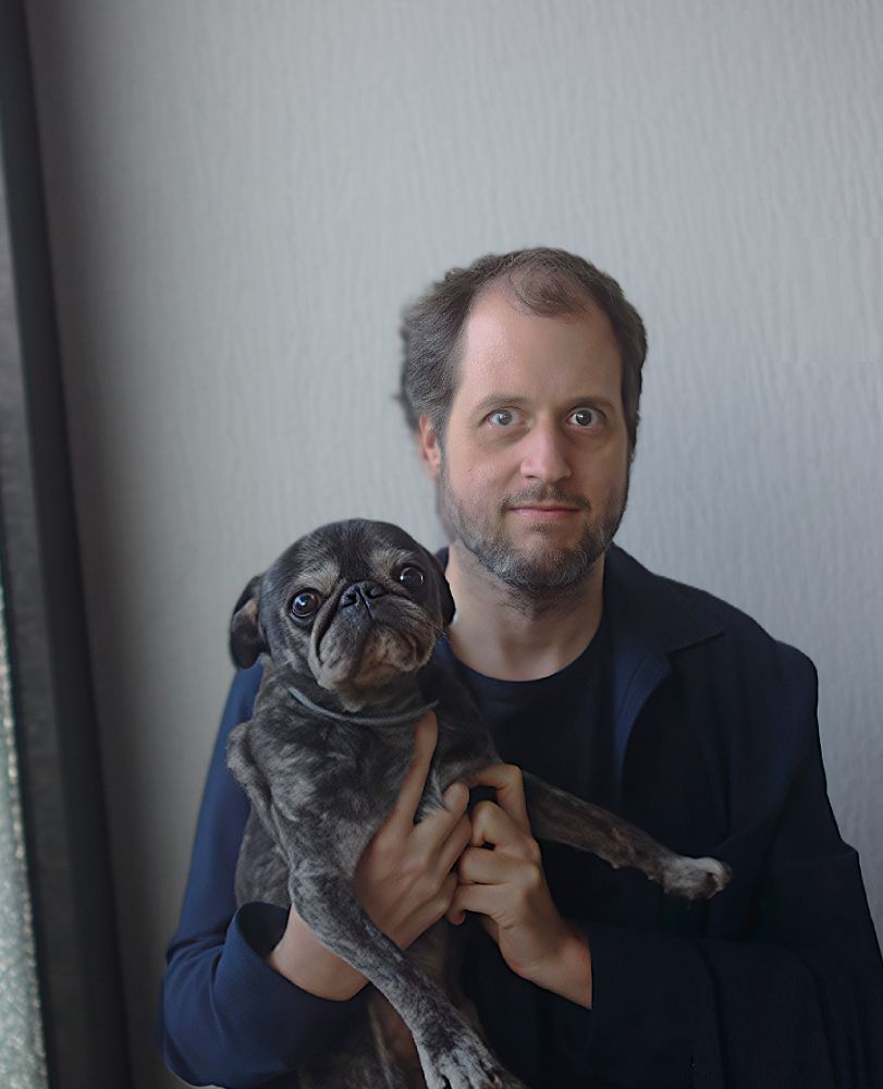 Selfie: ich bin 42, weiß, habe schütteres Haar und einen Bart. ich halte Oskar - einen Mops, grauschwarz.