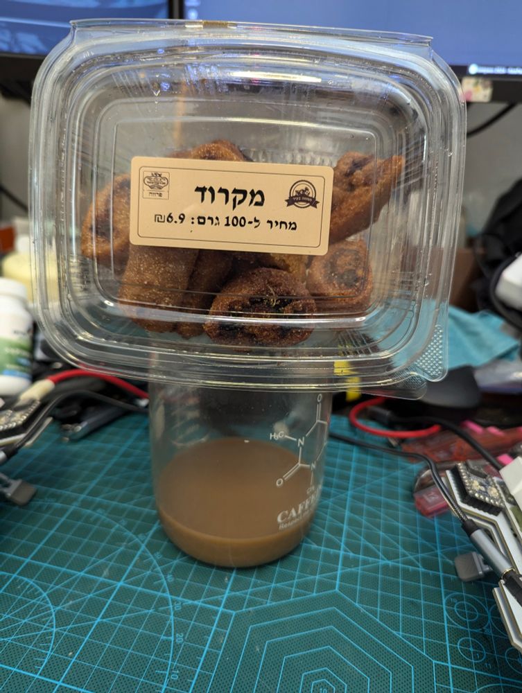 קופסת עוגיות מקרוד מוגרביות על כוס קפה. 